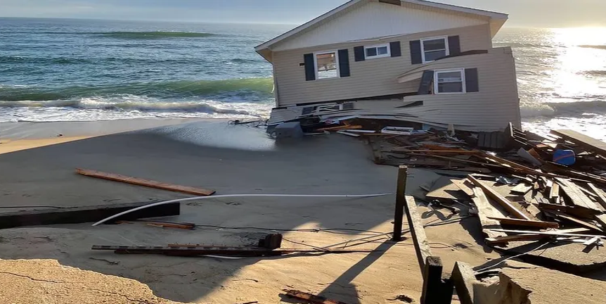 North Carolina beach house collapses into ocean